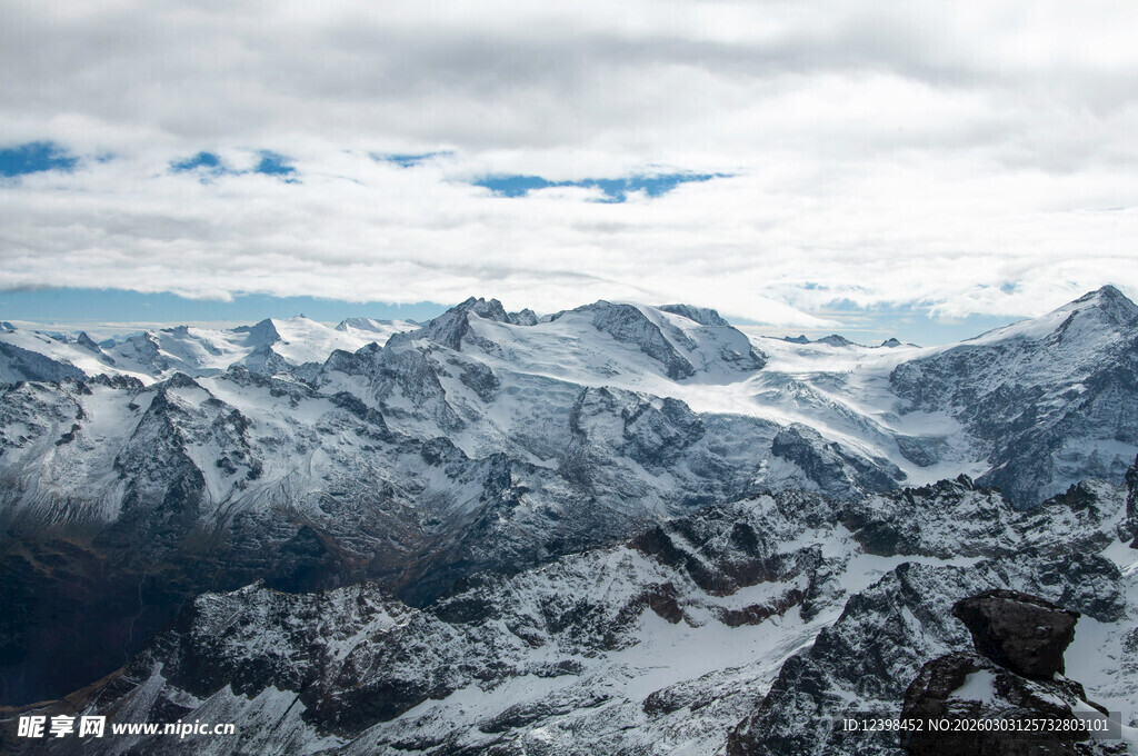 壮丽雪山景观