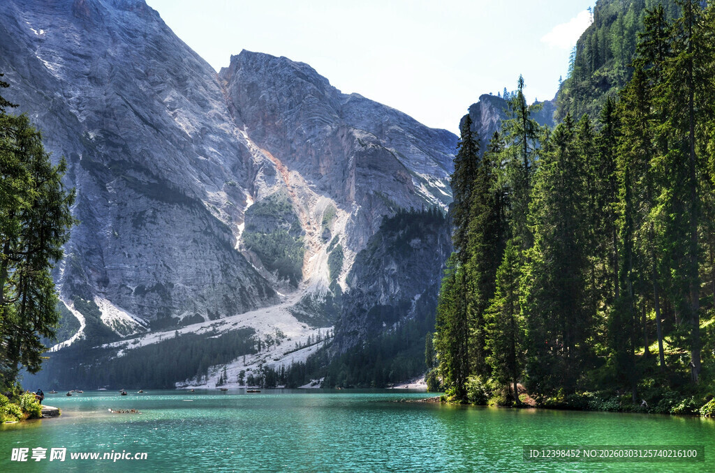 秀丽山水间的碧绿湖泊