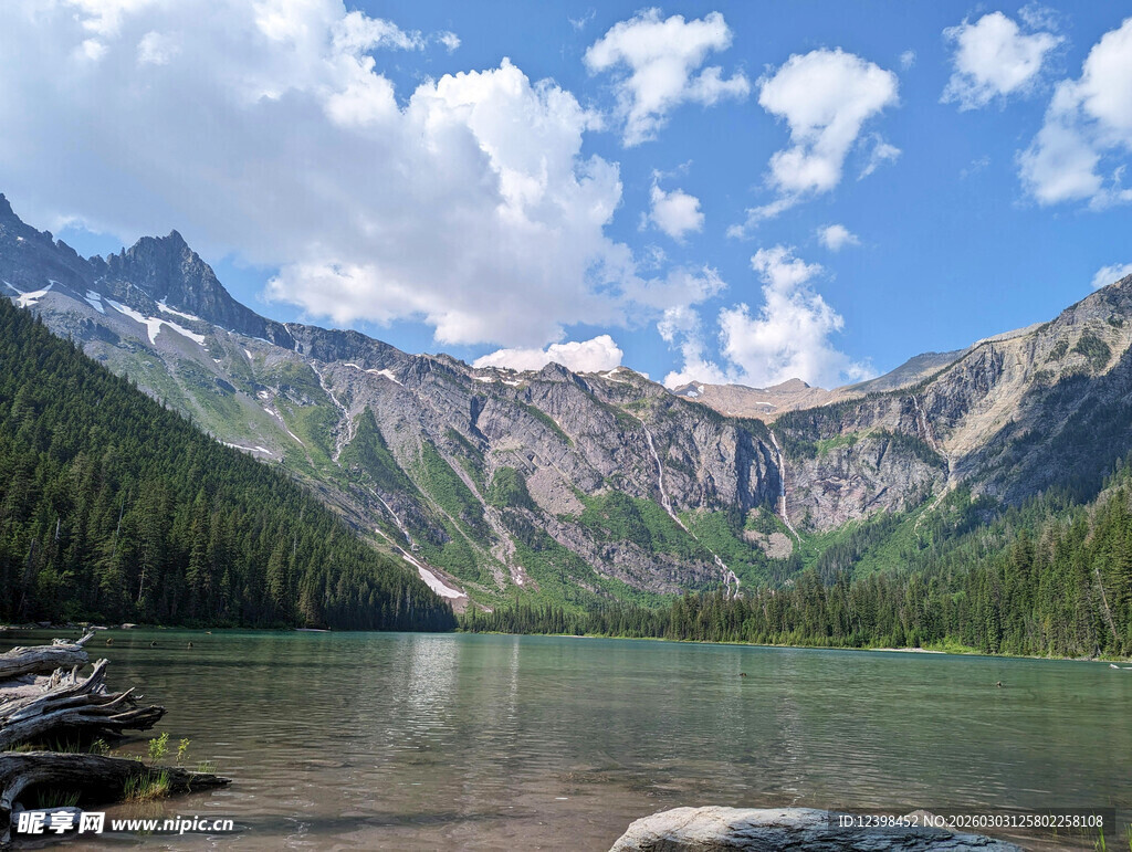 高山湖泊美景