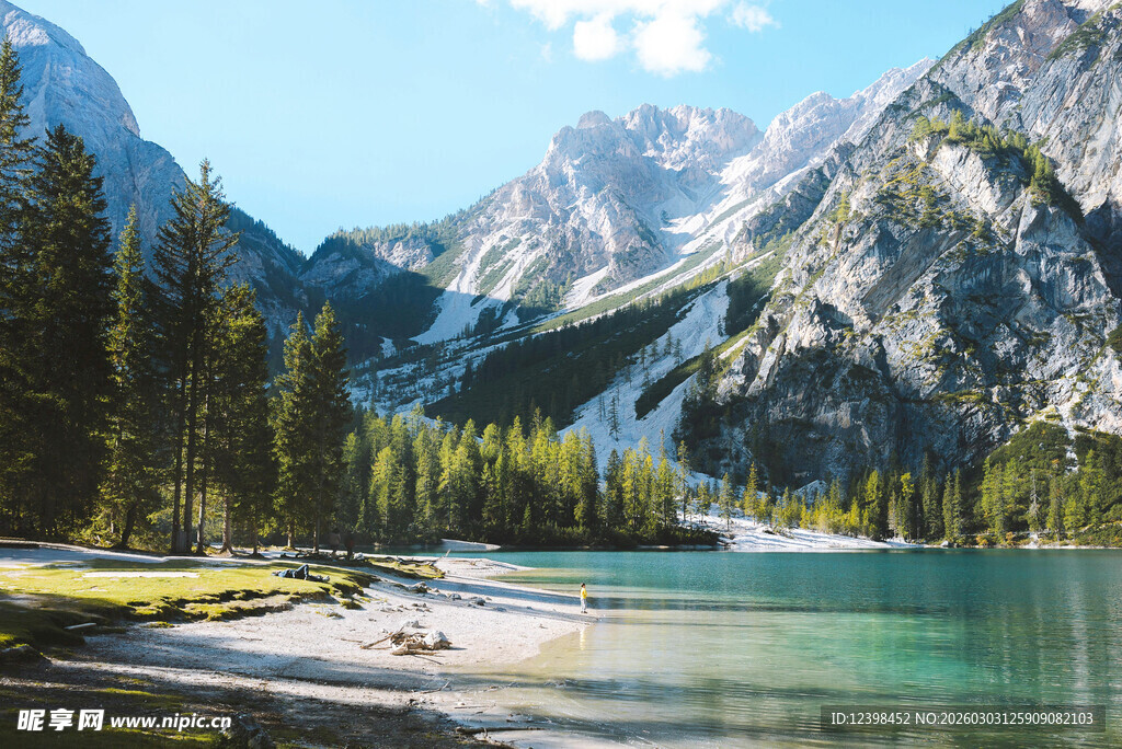 高山湖畔的绝美自然风光