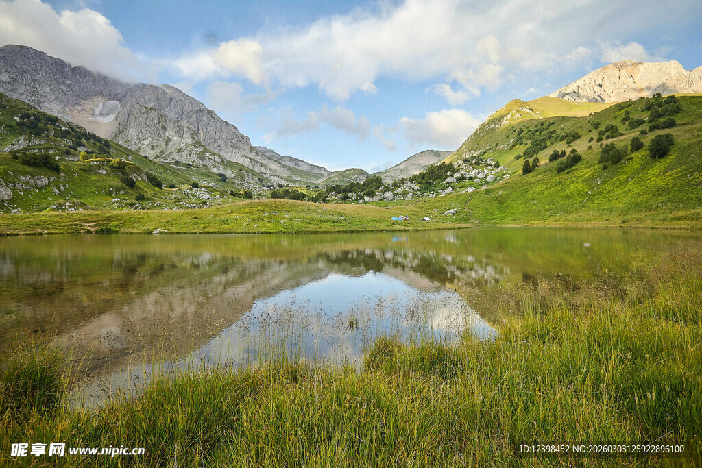 山间静谧湖景