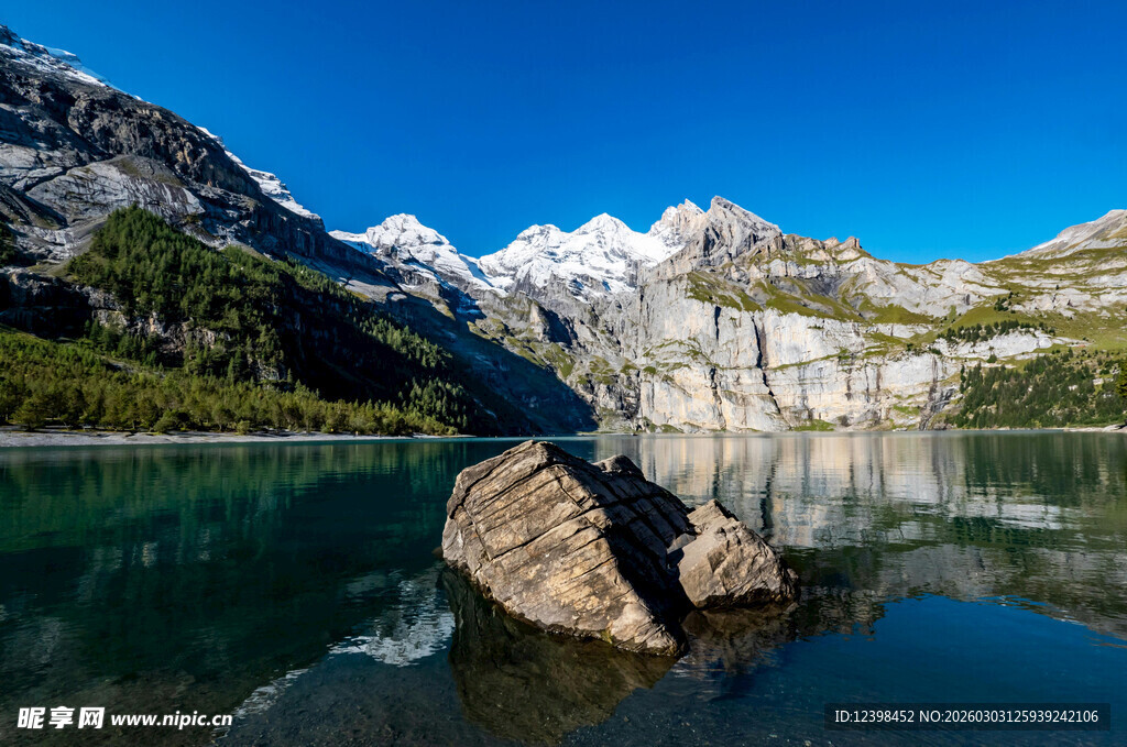 高山湖泊中的孤石美景