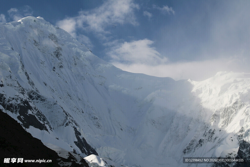 巍峨雪山壮丽景致