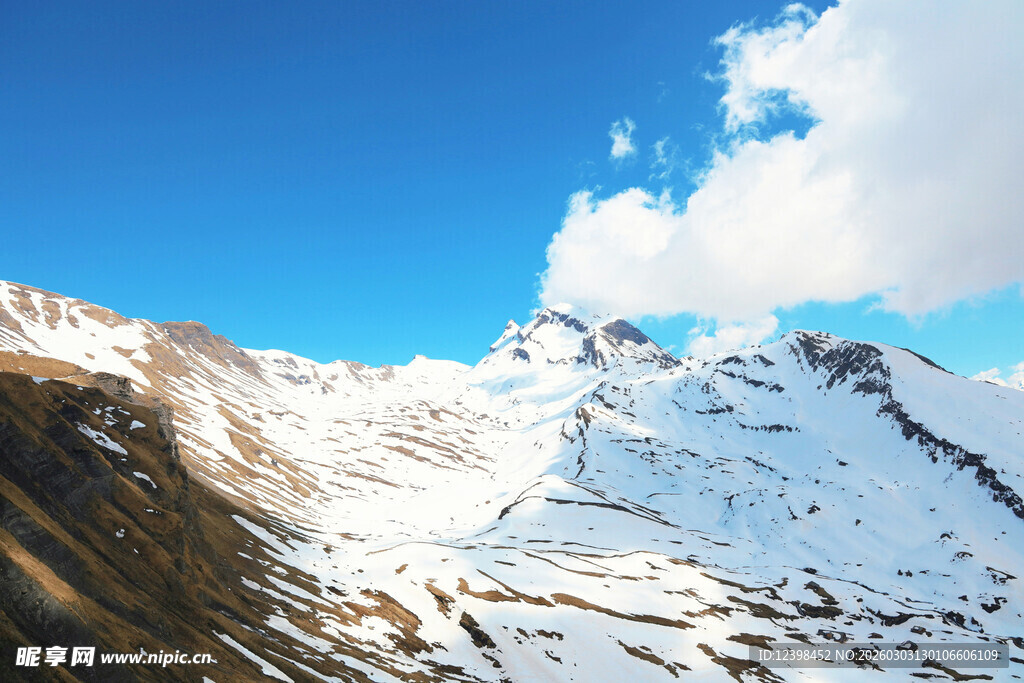 雪山蓝天壮丽自然景观