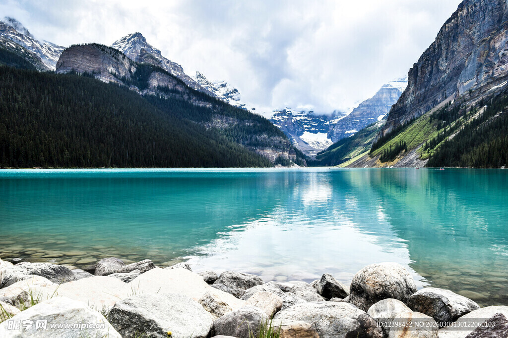 美丽湖景与巍峨山脉