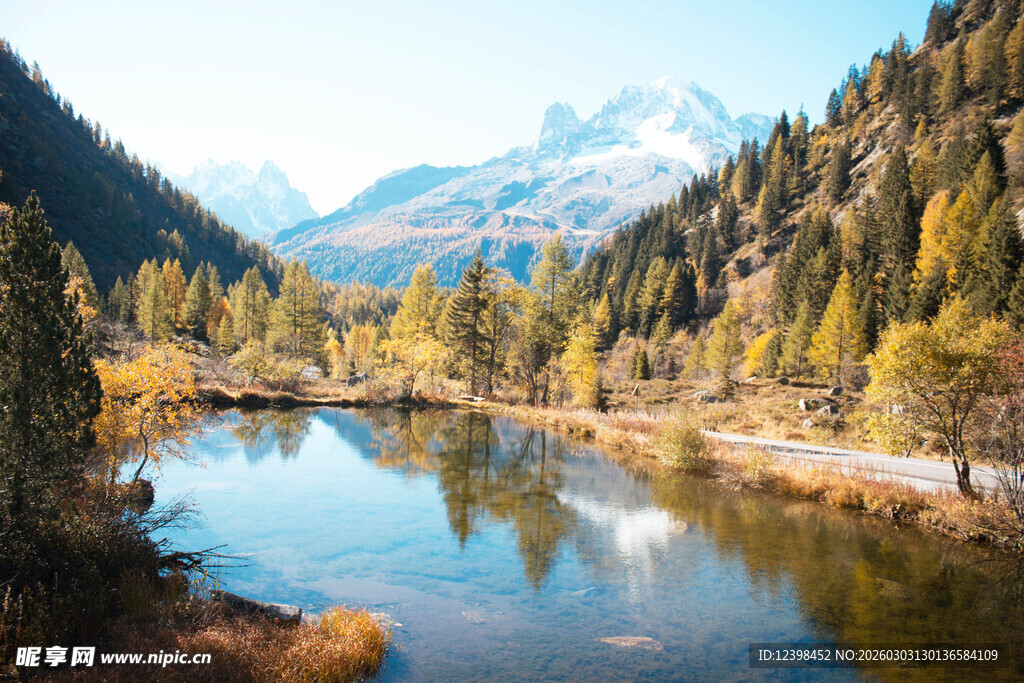 山间静美湖泊与葱郁山林
