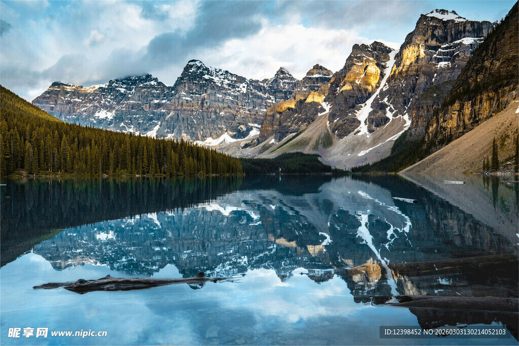 山间湖泊绝美倒影景观