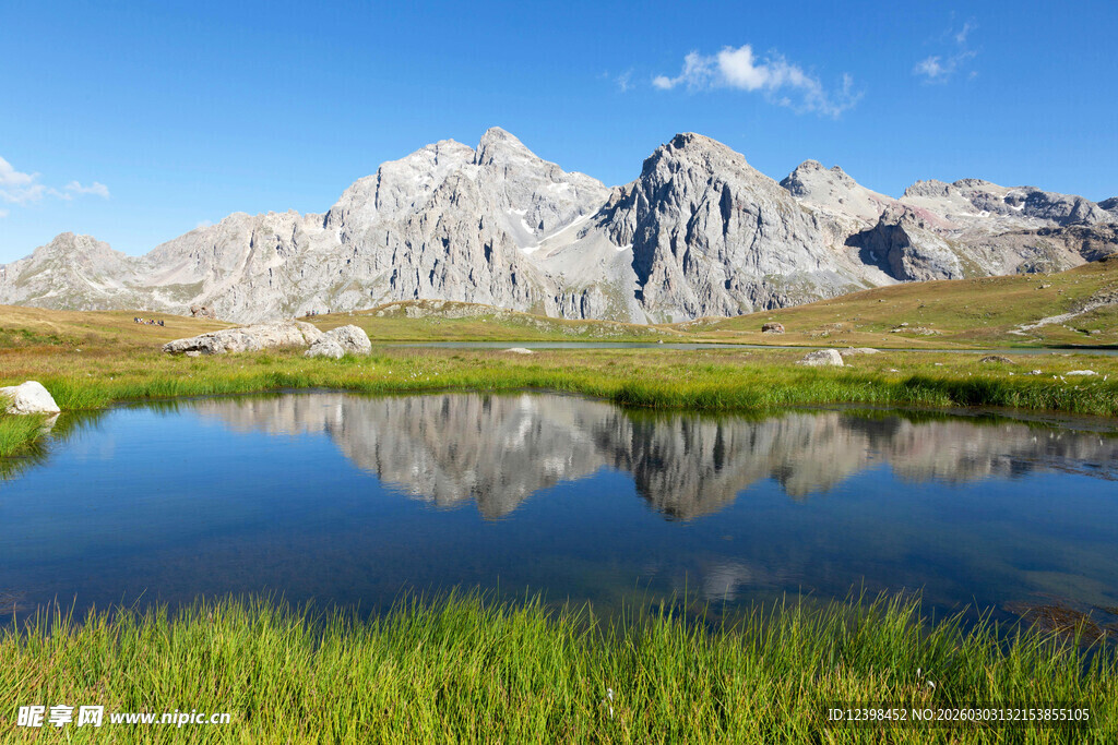 高山湖泊美景倒映山峦