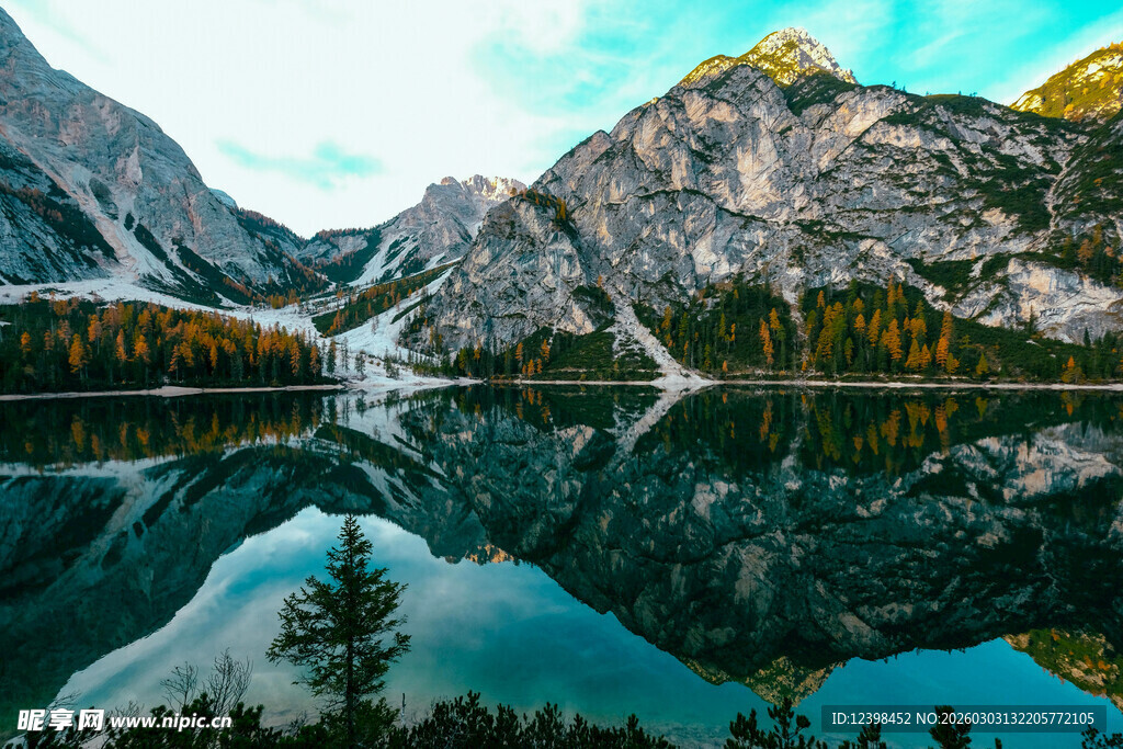 高山湖泊绝美自然风光