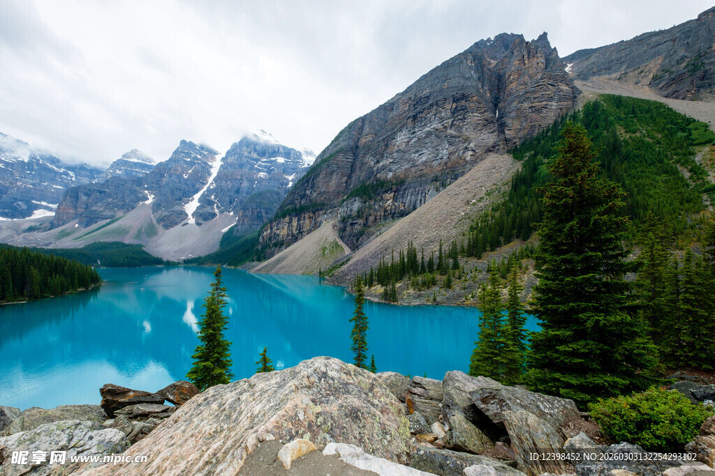 美丽高山湖泊自然景观
