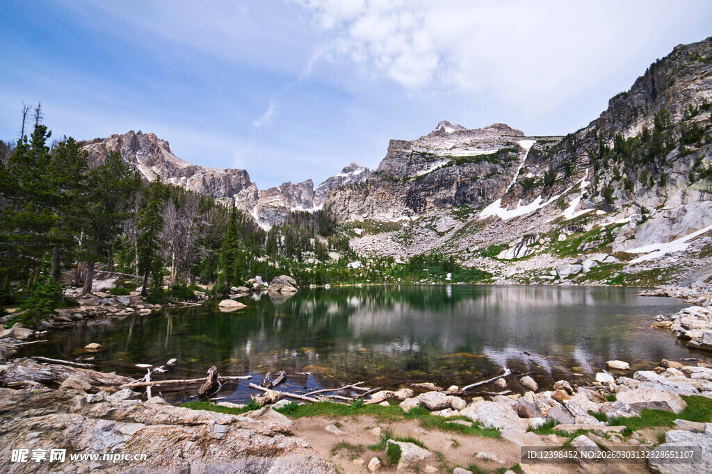 山间静谧湖泊美景