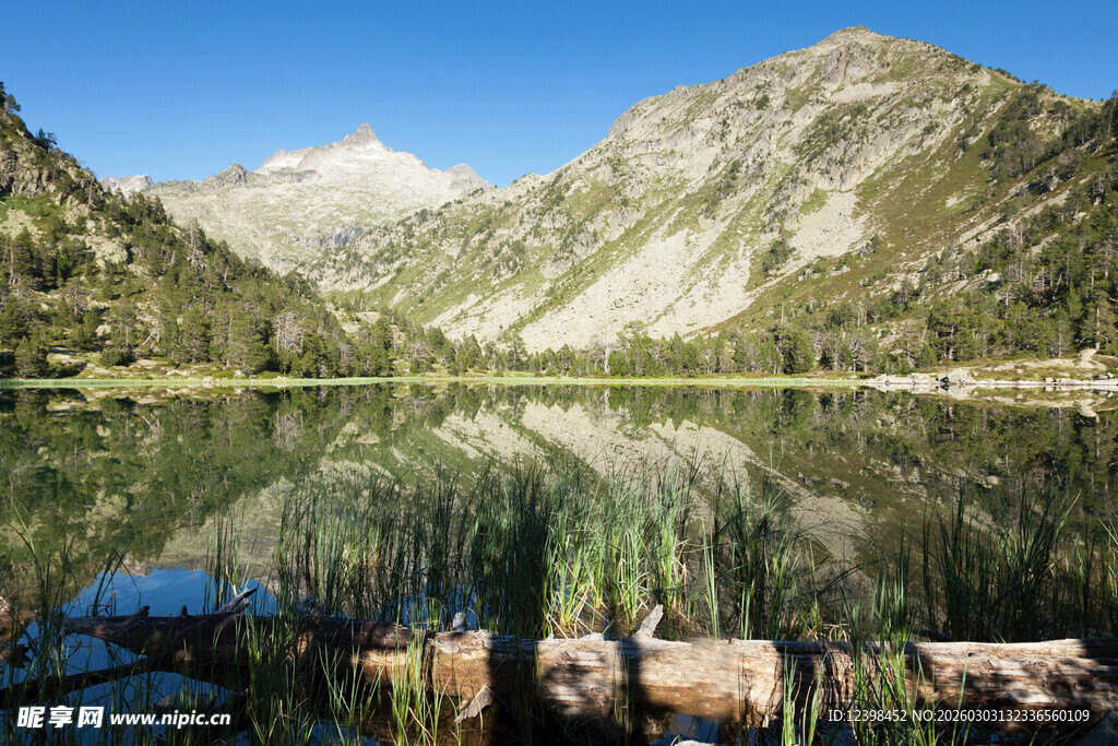山间静谧湖景倒映山峦