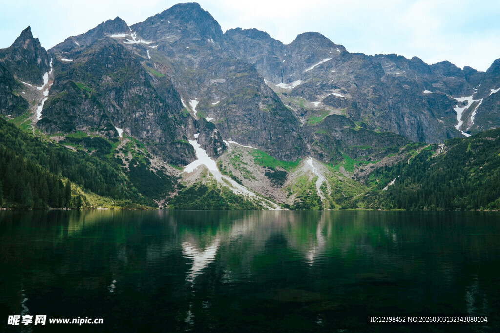 高山湖泊美景