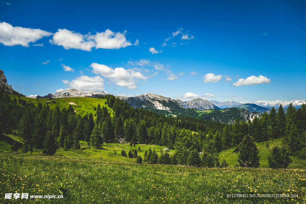 山间绿野蓝天美景