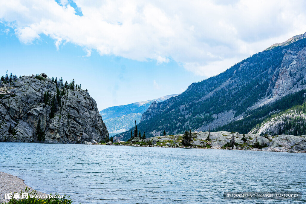 山水相依的秀丽自然景观