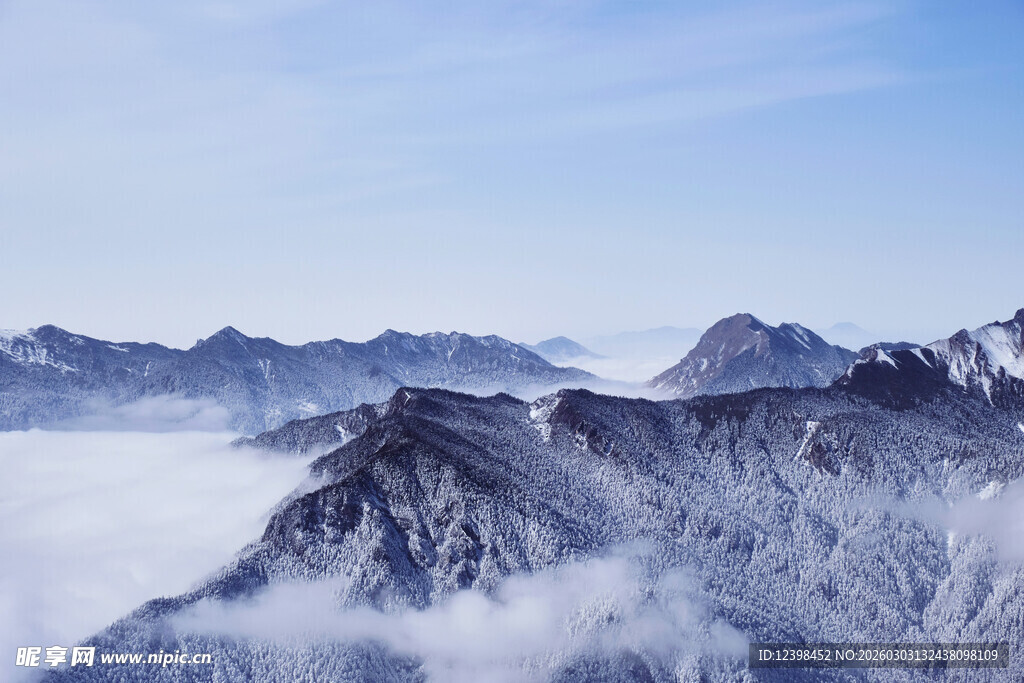 雪山云海壮丽景观