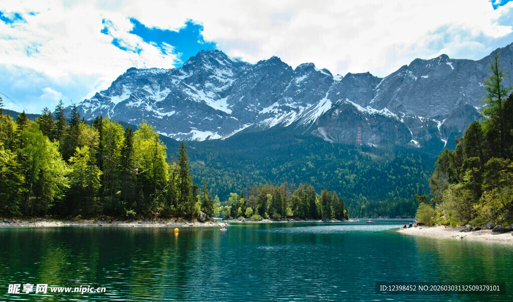 湖畔青山美景