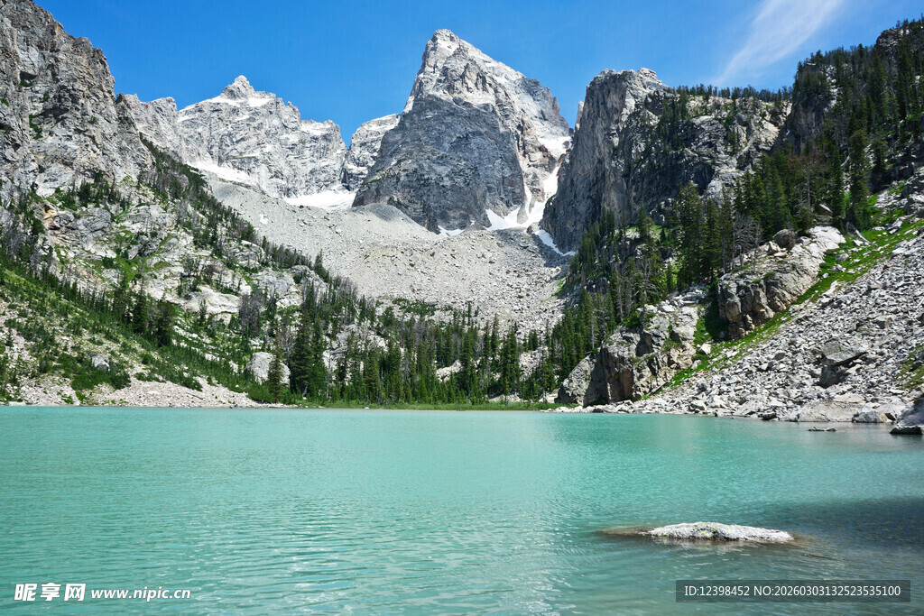 高山碧湖壮丽自然景观