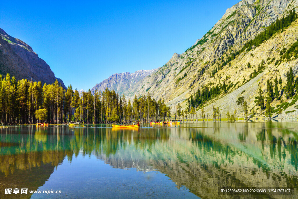 山间碧湖小船悠然美景
