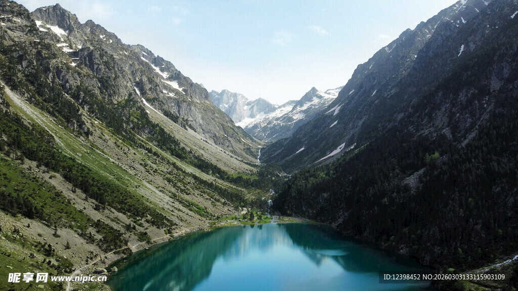 高山间的幽蓝静谧湖泊