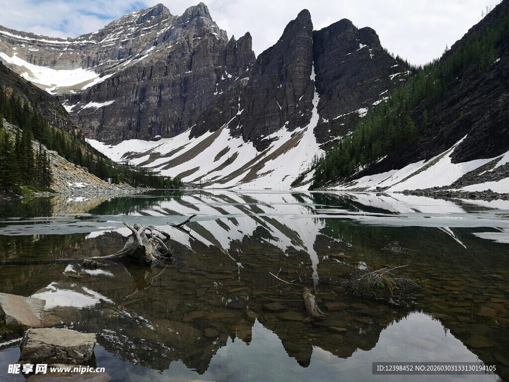 高山湖泊倒影秀丽风光
