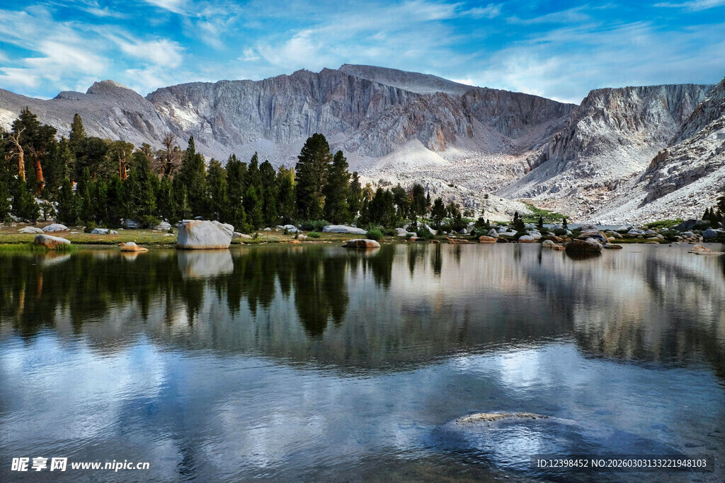 宁静湖景与远处山峦倒影