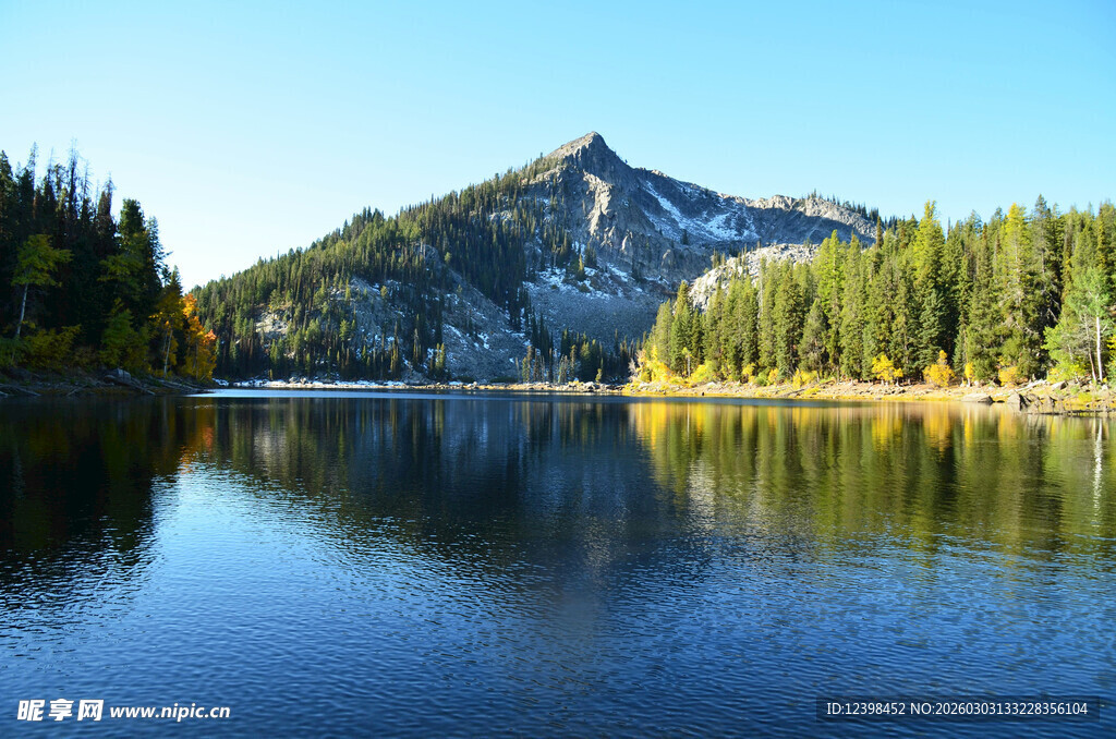 宁静湖畔山林美景