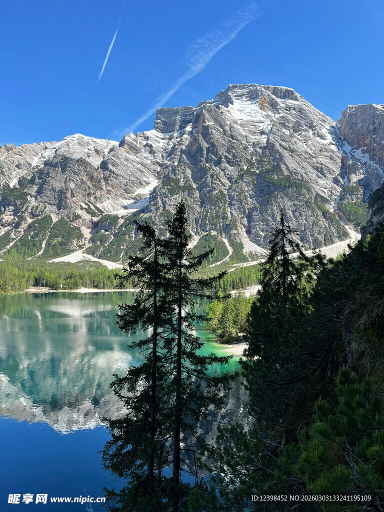 高山湖泊美景