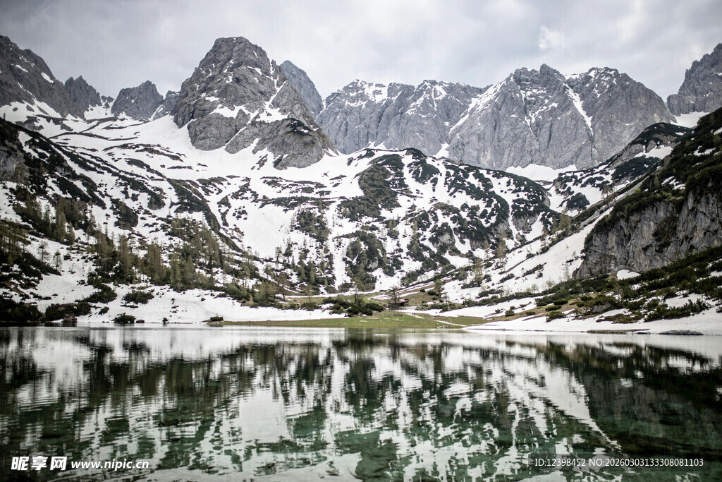 雪山湖泊的静谧美景