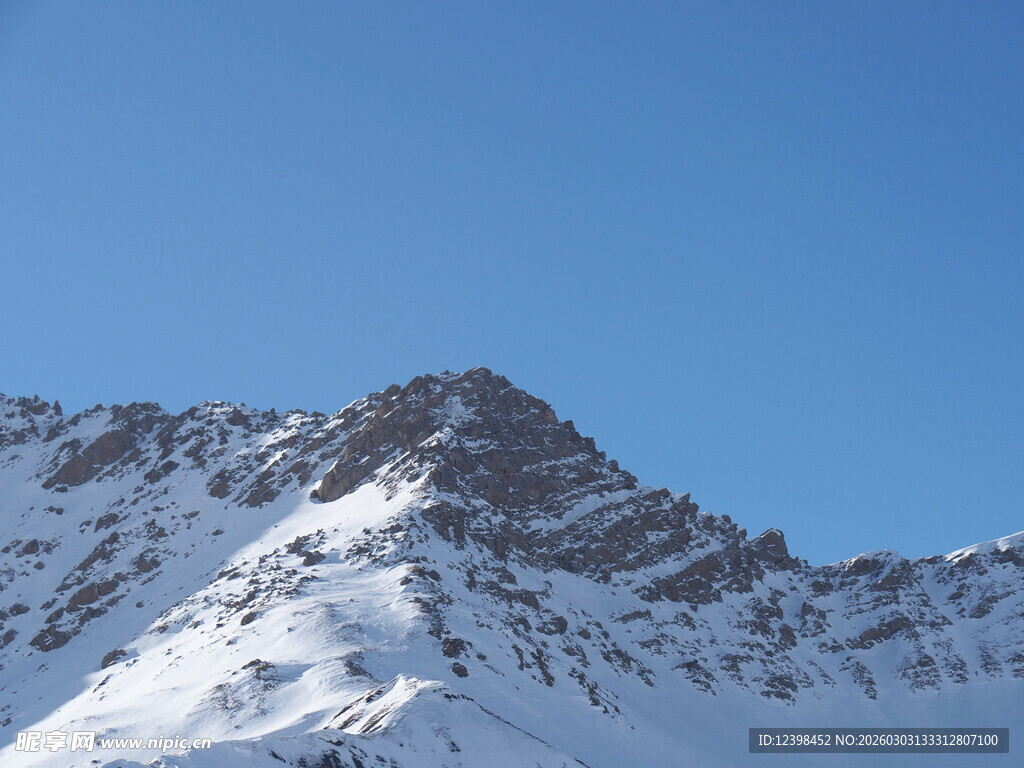 雪山巍峨蓝天映衬