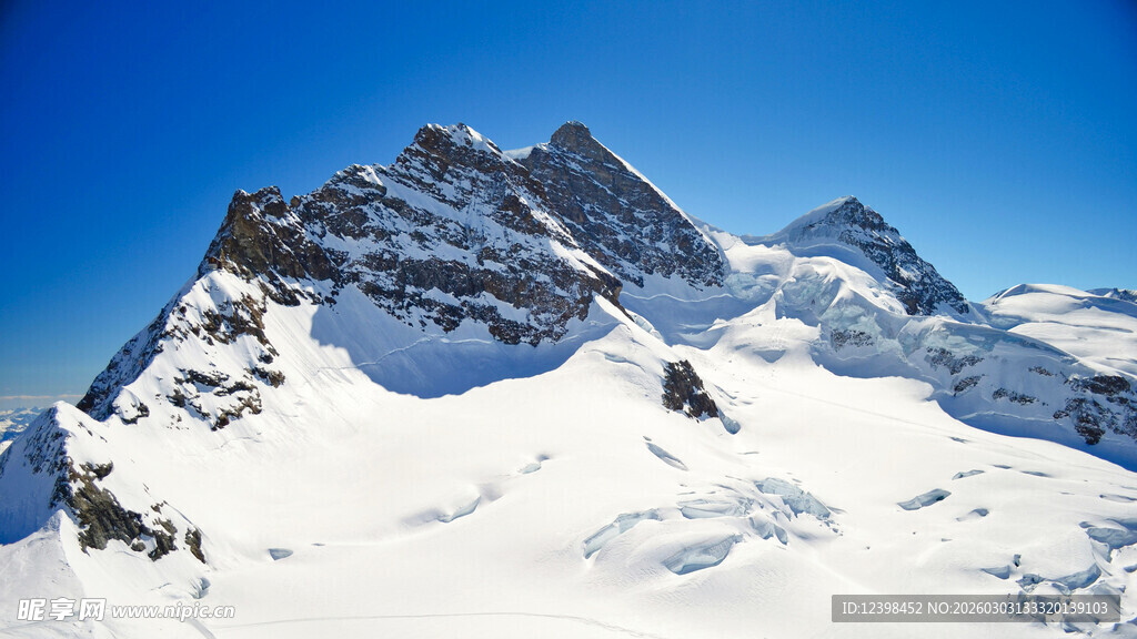 巍峨雪山壮丽景致