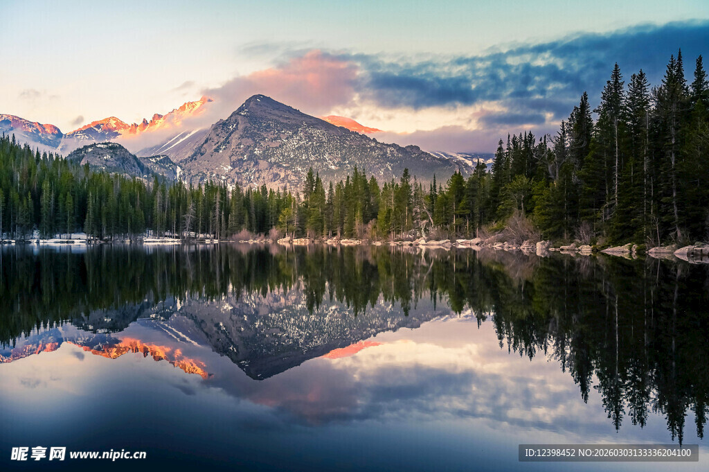 湖畔山林美景