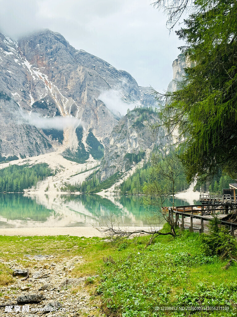 山间湖畔美景