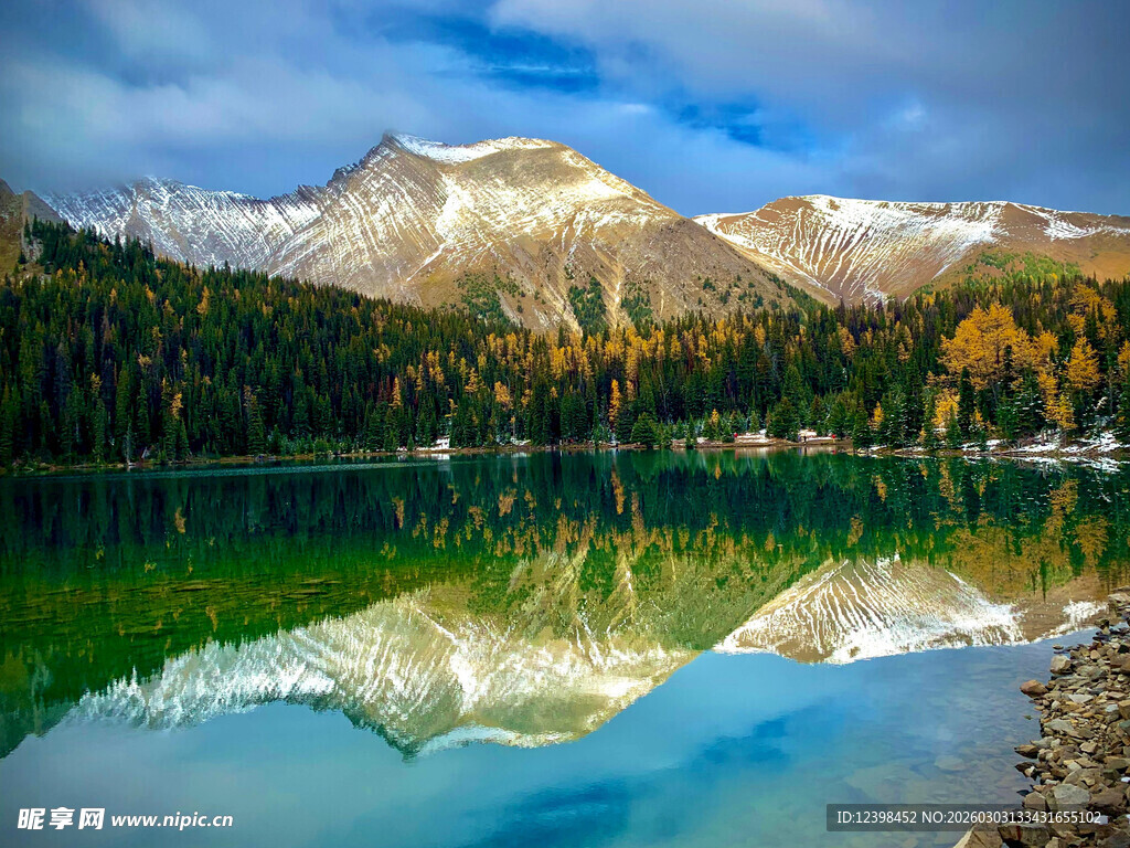 山间湖泊美景倒影如画