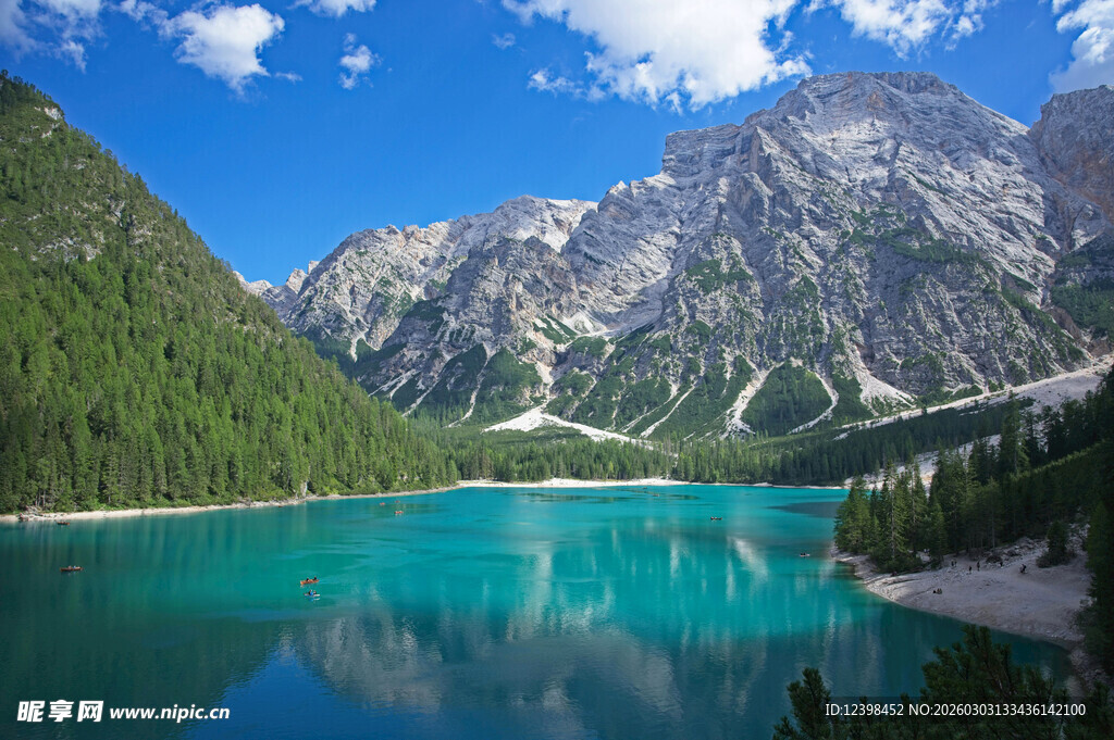 高山蓝湖绝美自然风光