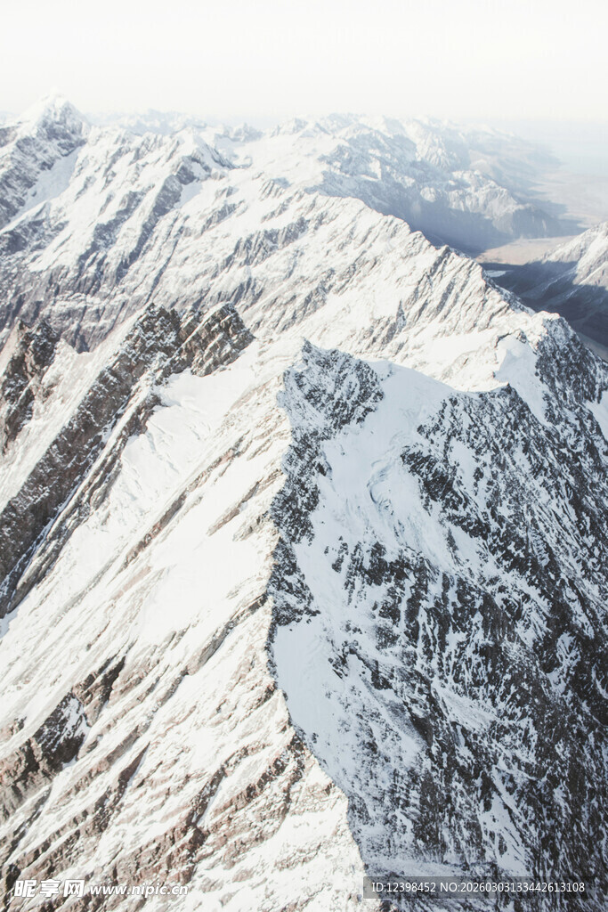 俯瞰壮丽雪山景观