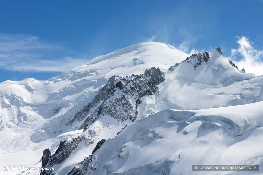 巍峨雪山壮丽景致