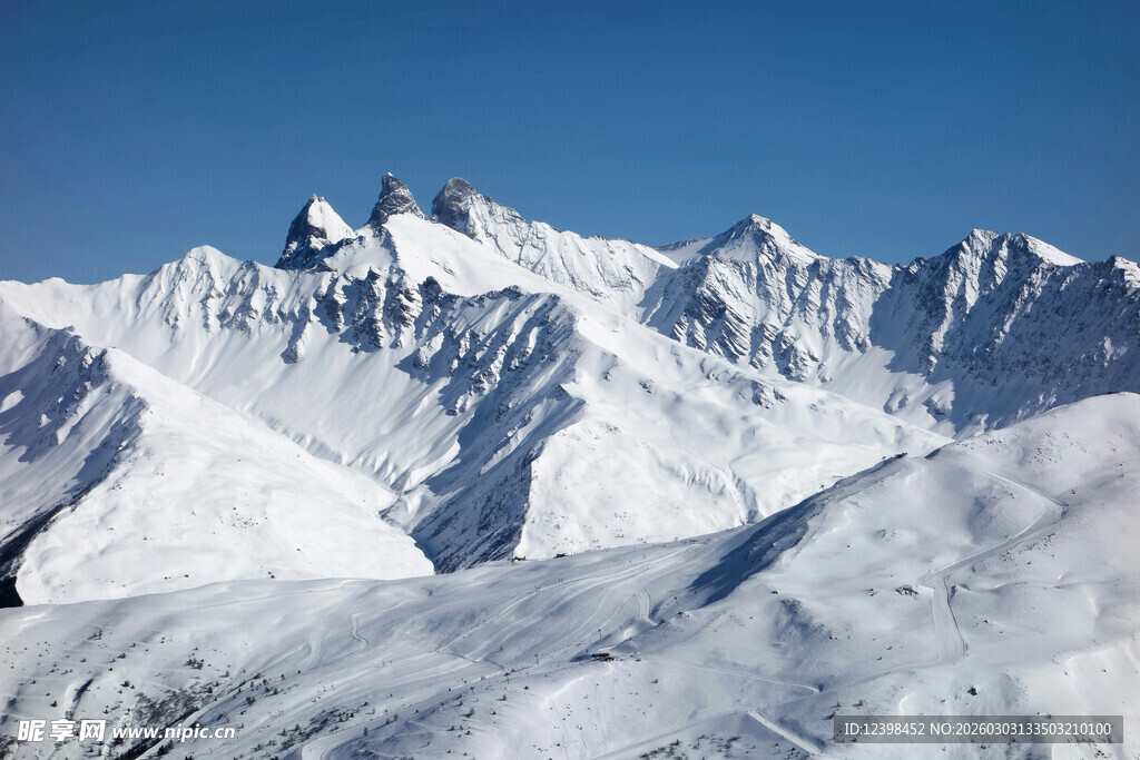 壮丽雪山景观