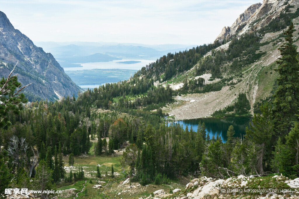 山间秀丽景致与静谧湖泊