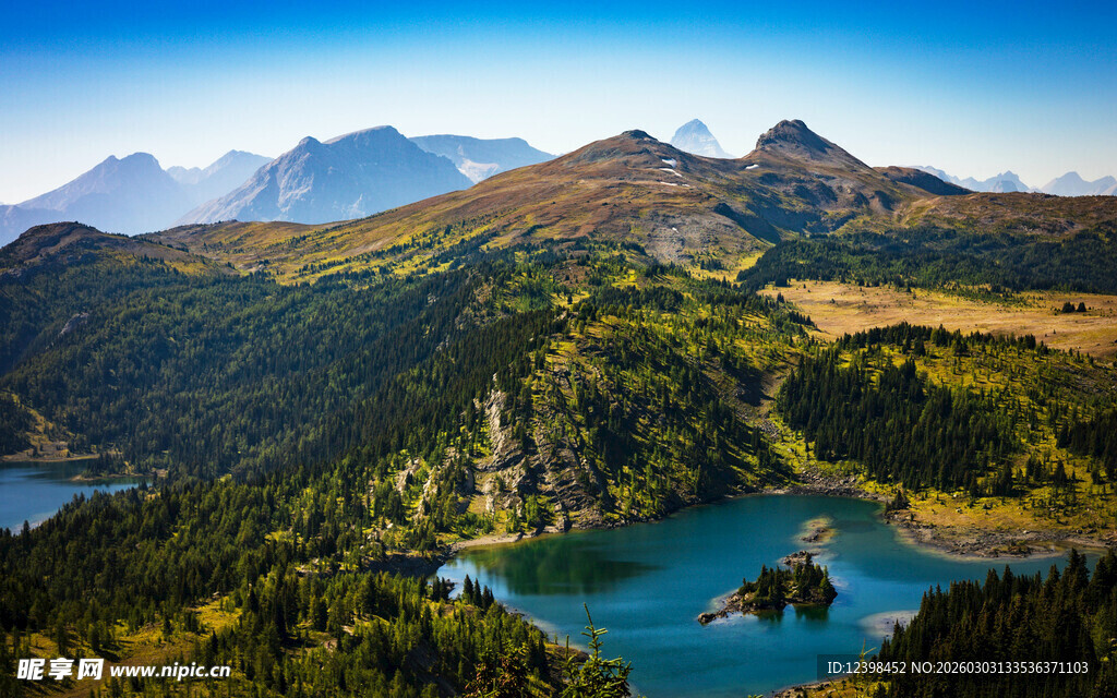 山间蓝湖美景
