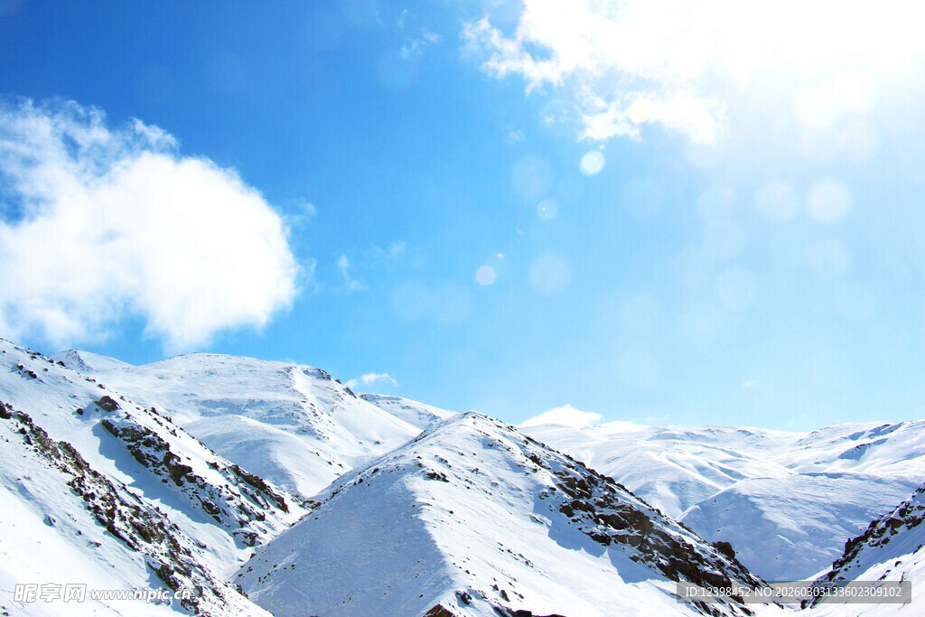 雪山蓝天美景