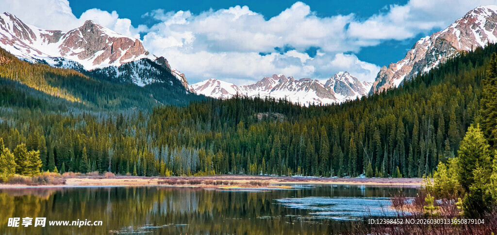 高山湖泊壮丽自然景观