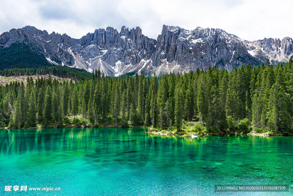 翠绿山林环绕的澄澈湖泊