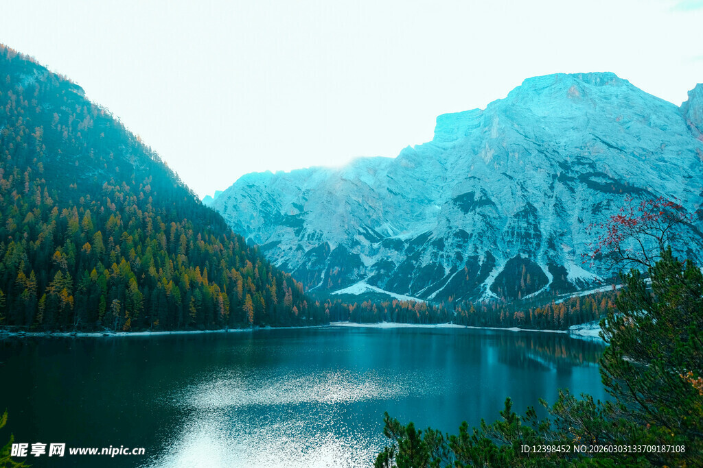 静谧山水间的秀丽湖景