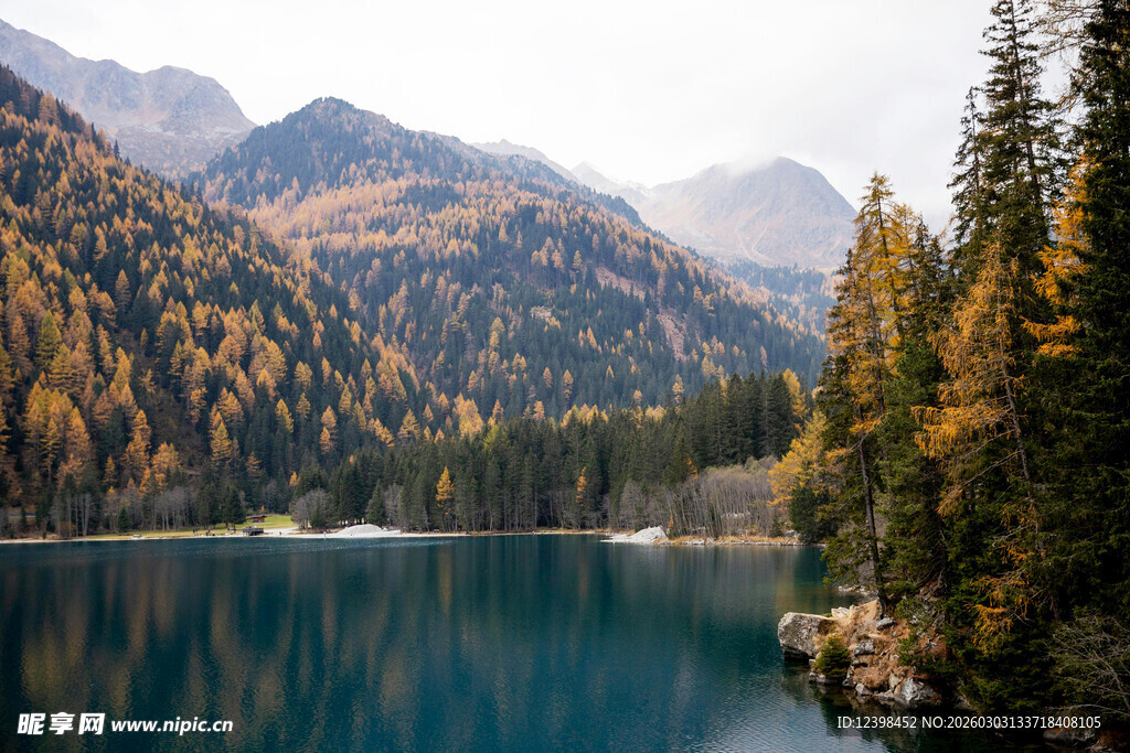 秋日山间静谧湖泊美景