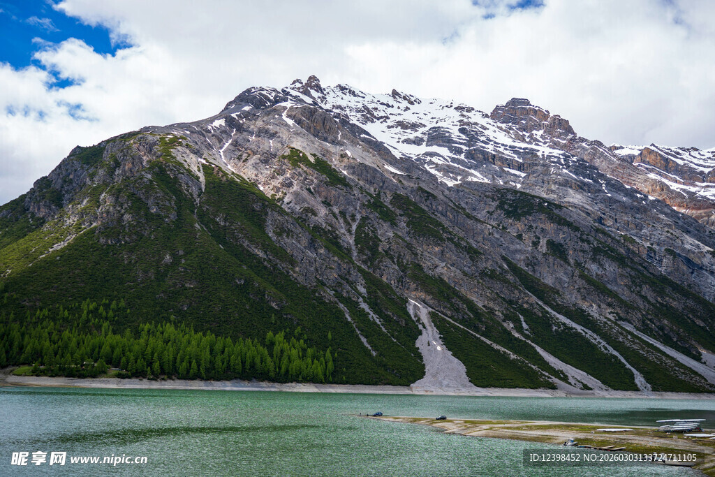 雪山下的碧绿湖畔风光