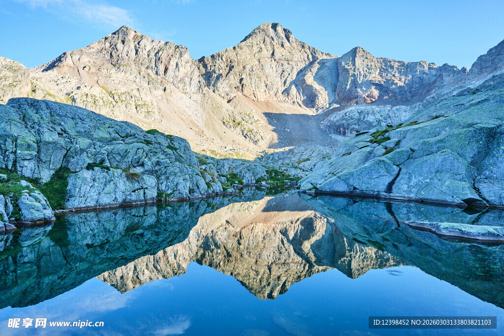 高山湖泊的绝美倒影