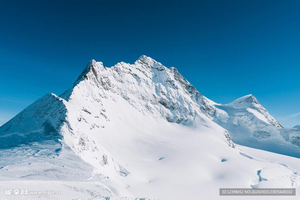 巍峨雪山壮丽景观