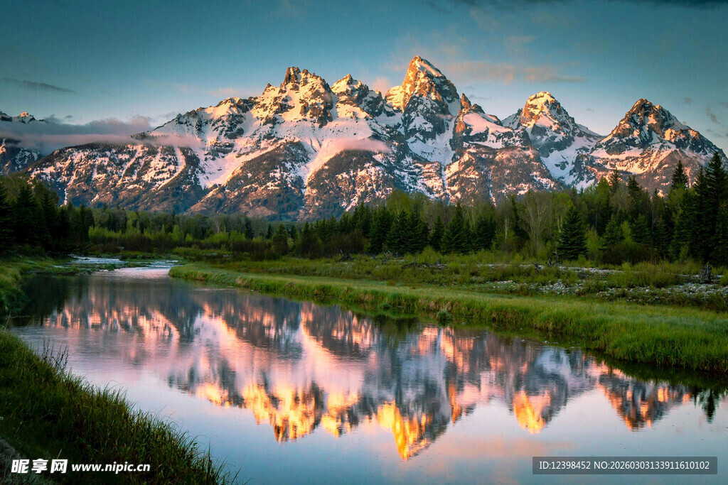 壮丽山景倒映于宁静湖面