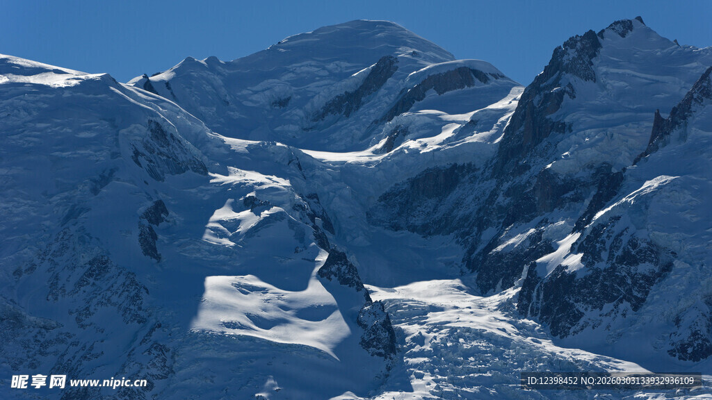 壮丽雪山景观